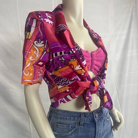 NWT abstract 90s pattern blouse. - Picture 2 of 8